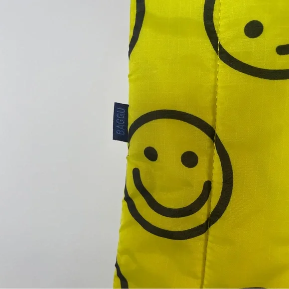Baggu | 13” Mini Laptop Sleeve Smiley Face Yellow Happy Print - Picture 6 of 7